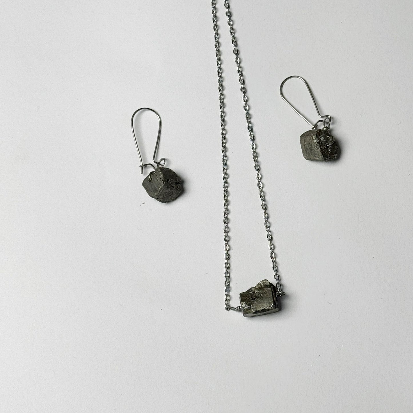 Bundle Stone necklace with earrings